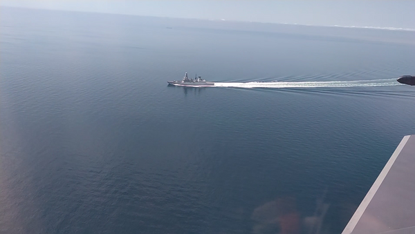 Как российский самолет остановил британский корабль в Черном море — видео - Sputnik Кыргызстан