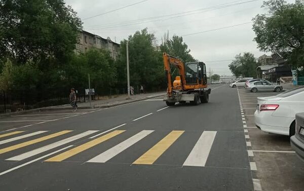 Там уложено асфальтобетонное покрытие, наносят дорожную разметку, укладывают тротуары и ирригационные лотки, отчитались в муниципалитете - Sputnik Кыргызстан