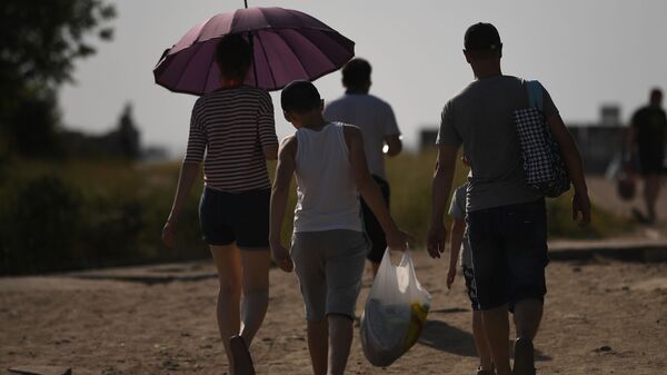 Люди идут на пляж. Архивное фото - Sputnik Кыргызстан