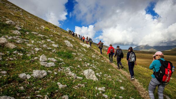 Туристы поднимаются на гору. Архивное фото - Sputnik Кыргызстан