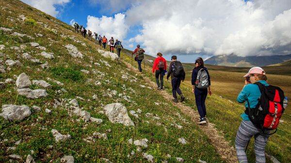 Туристы поднимаются на гору. Архивное фото - Sputnik Кыргызстан