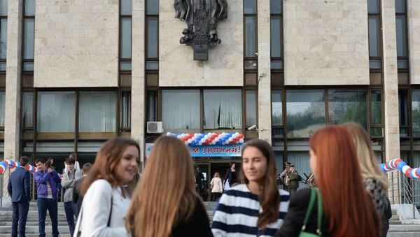 Студенты у здания Московского государственного института международных отношений (МГИМО). Архивное фото - Sputnik Кыргызстан