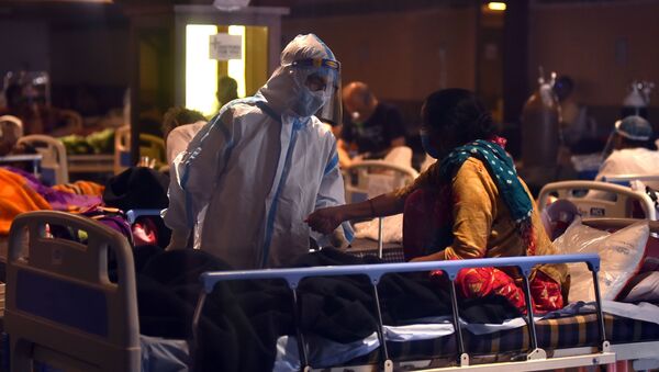 Медицинский работник оказывает помощь пациенту госпиталя в Дели. - Sputnik Кыргызстан