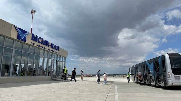 Ысык-Көл аэропортунда Оштон келген каттамды тосуп алышкан - Sputnik Кыргызстан