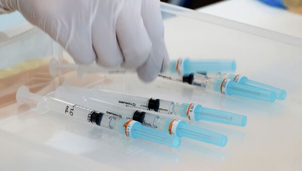 Медициналык кызматкер COVID-19га каршы вакциналары менен. Архив - Sputnik Кыргызстан
