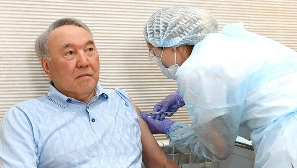 Нурсултан Назарбаев привился вакциной Sputnik V - Sputnik Кыргызстан