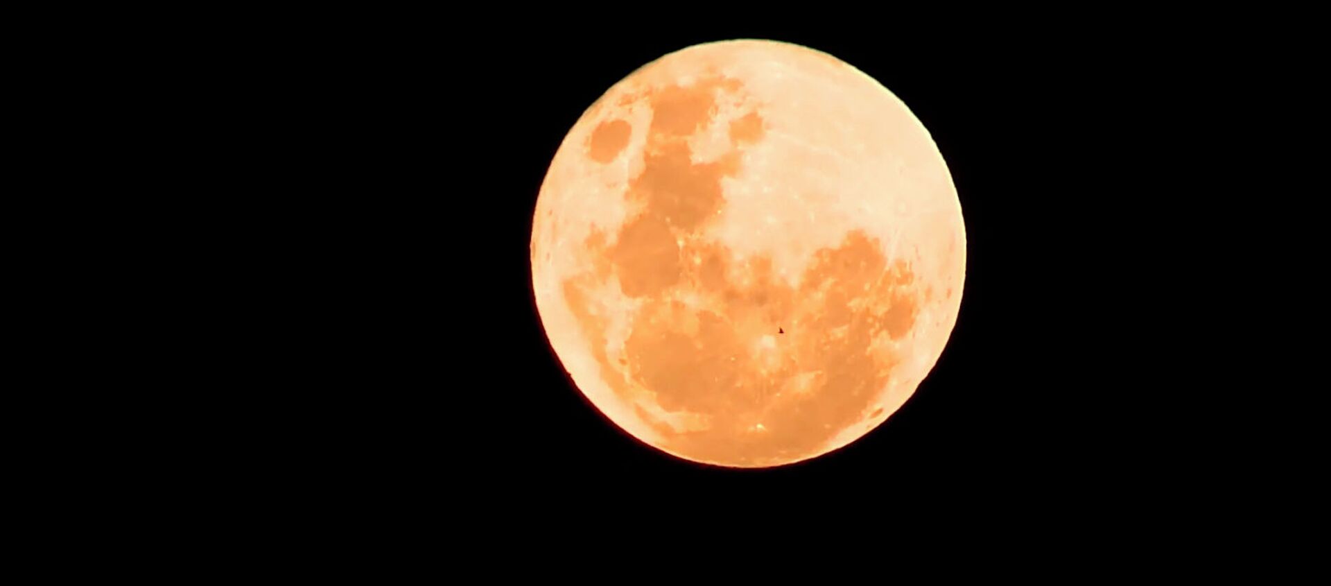 Клубничная луна взошла над Землей — видео - Sputnik Кыргызстан, 1920, 25.06.2021