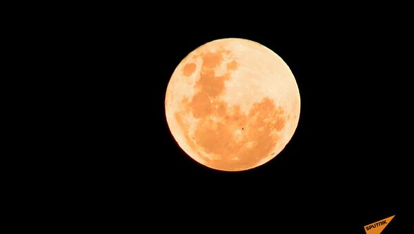 Клубничная луна взошла над Землей — видео - Sputnik Кыргызстан