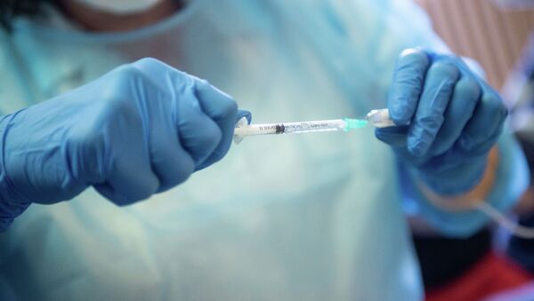 Медик готовит шприц с вакциной Спутник V против коронавируса COVID-19 - Sputnik Кыргызстан