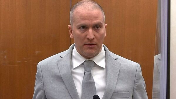 Бывший полицейский Дерек Шовин во время слушания своего приговора в зале суда - Sputnik Кыргызстан