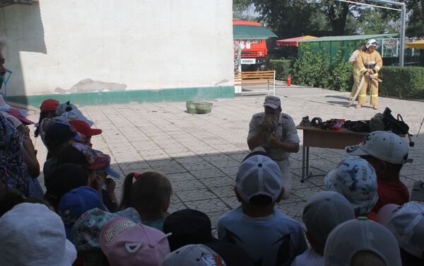 Пожарная группа развернула во дворе детсада выставку специального оборудования - Sputnik Кыргызстан
