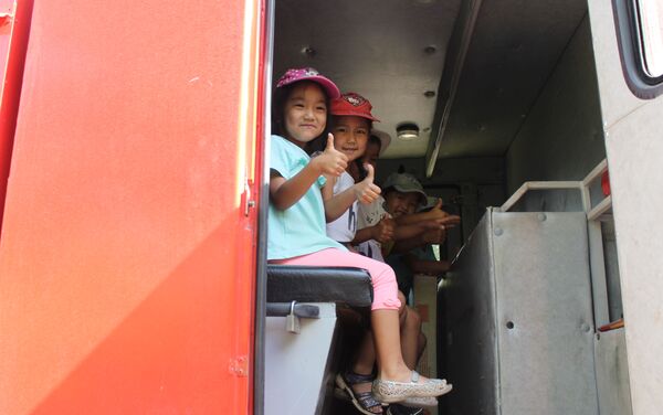 Дети смогли рассмотреть снаряжение пожарных, гидранты, защитные костюмы, а также посидеть в пожарной машине - Sputnik Кыргызстан