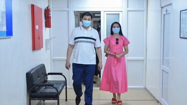 Марипов жубайы экөө коронавируска каршы вакцина алды. Видео - Sputnik Кыргызстан