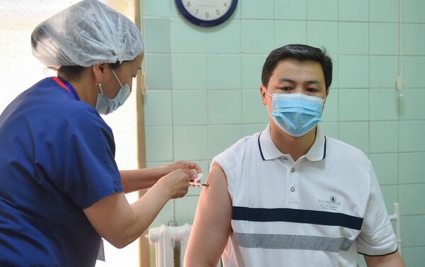 Марипов заверил, что скоро в страну поступят новые партии вакцин. Он отметил важность массовой вакцинации в борьбе против пандемии и призвал кыргызстанцев получить прививки - Sputnik Кыргызстан