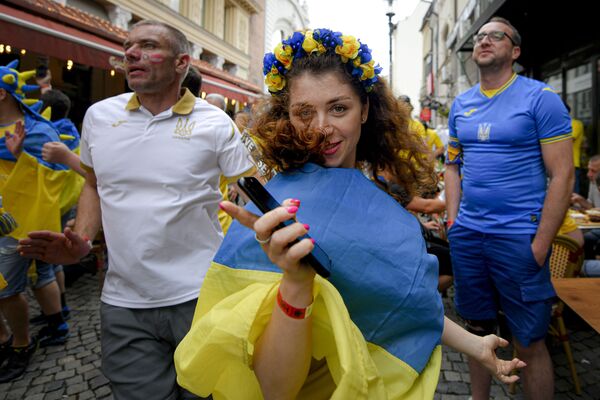 Украинские болельщики танцуют перед матчем чемпионата Европы в Бухаресте  - Sputnik Кыргызстан