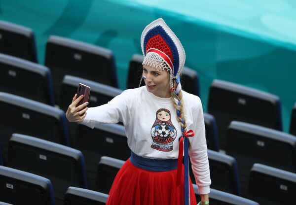 Российская болельщица перед матчем в Санкт-Петербурге  - Sputnik Кыргызстан