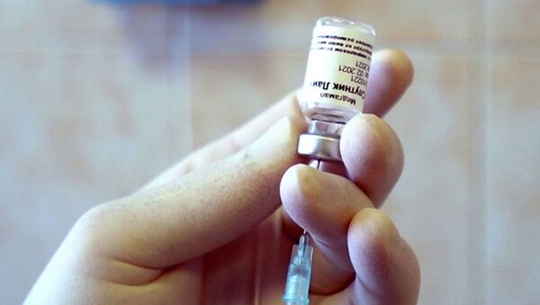 Медициналык кызматкер Спутник Лайт вакцинасы менен. Архив - Sputnik Кыргызстан