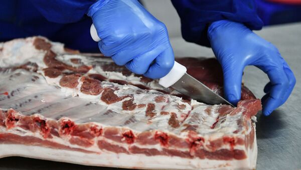 Разделка мяса в мясном лабазе. Архивное фото - Sputnik Кыргызстан