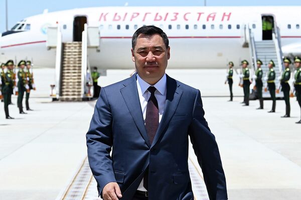 В рамках официального визита Жапарова на флагштоках в аэропорту вывесили государственные флаги Кыргызстана и Туркменистана, расстелили ковровую дорожку, выстроили роту почетного караула. - Sputnik Кыргызстан