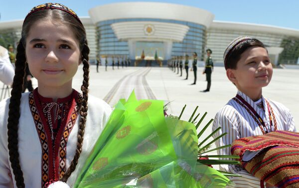 Президент Садыр Жапаров Ашхабад шаарына (Түркмөнстан) жетип, аны аэропорттон гүл жана нан менен тосуп алышты - Sputnik Кыргызстан