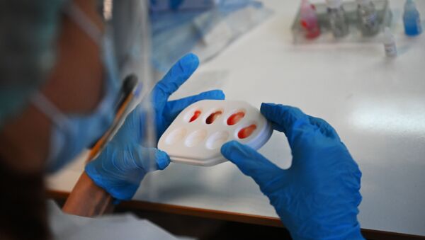 Медицинский сотрудник проводит тест крови. Архивное фото - Sputnik Кыргызстан