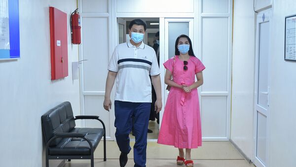 Председатель кабинета министров Кыргызстана Улукбек Марипов с супругой заходят в один из пунктов вакцинации в Бишкеке, перед вакцинацией от коронавируса - Sputnik Кыргызстан