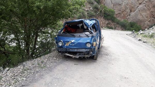 Hyundai Porter, который вместе с пятью людьми упал в реку в селе Кондук Кара-Кульджинского района Ошской области - Sputnik Кыргызстан