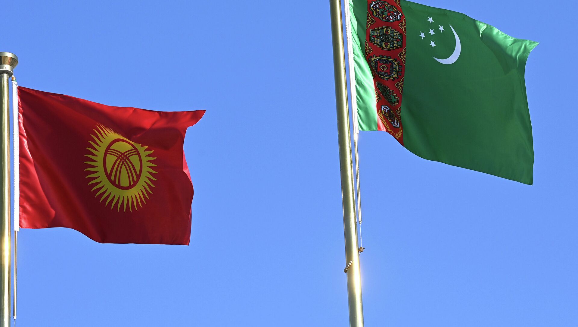 Флаги Кыргызстана и Туркменистана. Архивное фото - Sputnik Кыргызстан, 1920, 01.07.2021