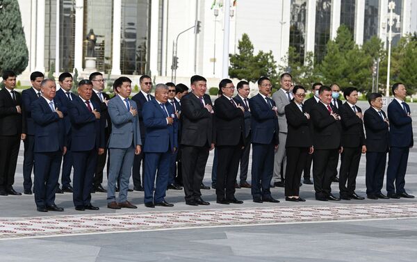 Церемония официальной встречи президента Садыра Жапарова с президентом Туркменистана Гурбангулы Бердымухамедовым в Ашхабаде - Sputnik Кыргызстан
