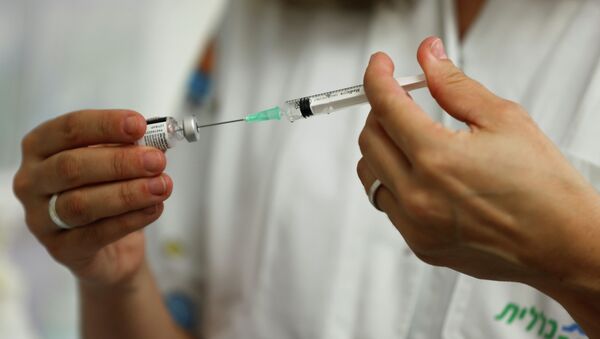 Медицинский работник готовится ввести пациенту вакцину против коронавирусной болезни (COVID-19) в Тель-Авиве, Израиль - Sputnik Кыргызстан