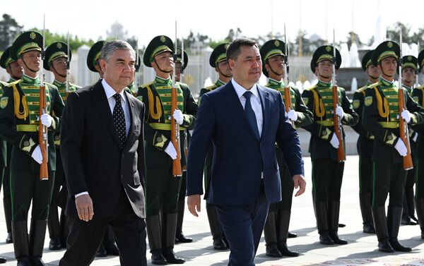 Церемония официальной встречи президента Садыра Жапарова с президентом Туркменистана Гурбангулы Бердымухамедовым в Ашхабаде - Sputnik Кыргызстан