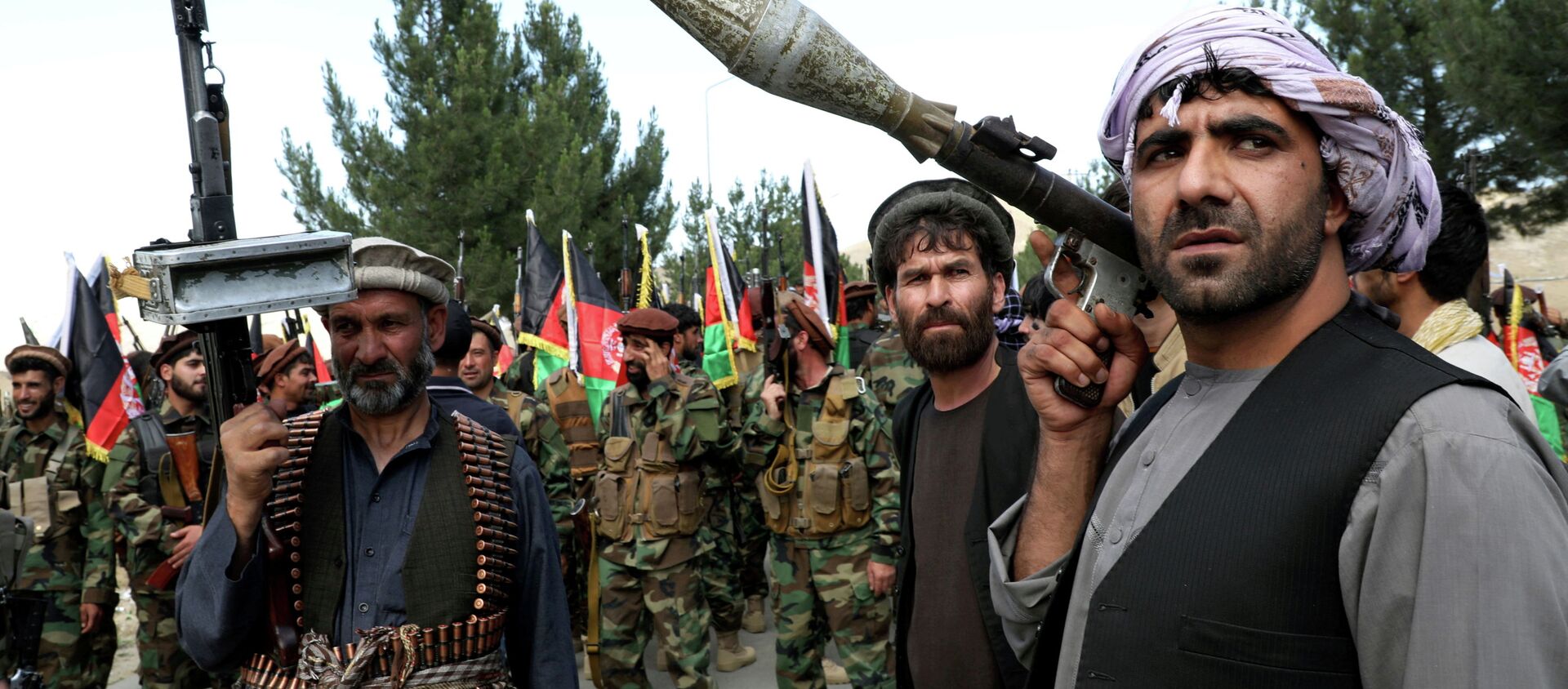 Вооруженные люди на окраине Кабула в Афганистане - Sputnik Кыргызстан, 1920, 02.07.2021