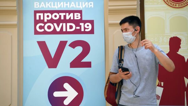 Мужчина в очереди в прививочный кабинет в Москве - Sputnik Кыргызстан