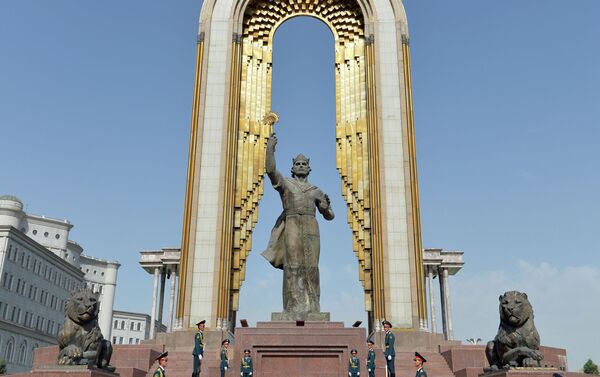 Монумент установлен на столичной площади Дусти - Sputnik Кыргызстан