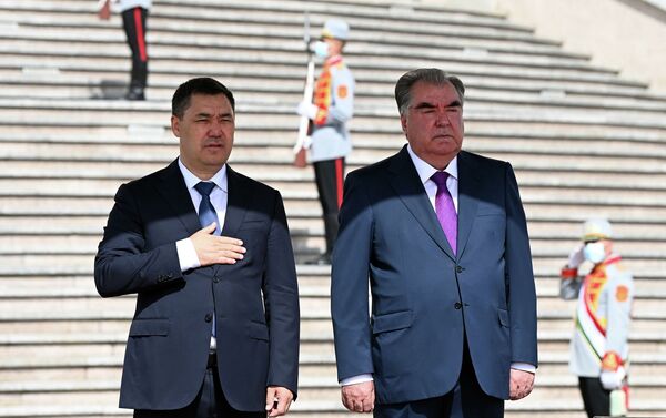 Состоялась церемония официальной встречи президентов Кыргызстана Садыра Жапарова и Таджикистана Эмомали Рахмона - Sputnik Кыргызстан