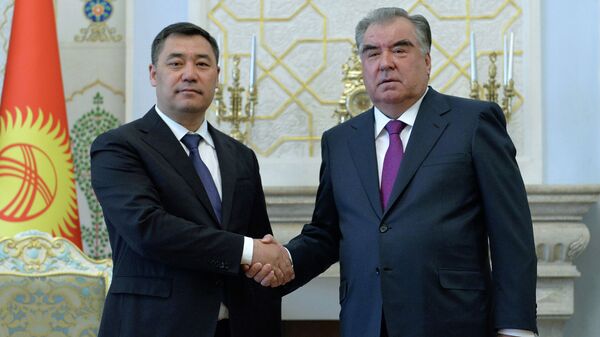 Президент Садыр Жапаров и президент Таджикистана Эмомали Рахмон. Архивное фото - Sputnik Кыргызстан