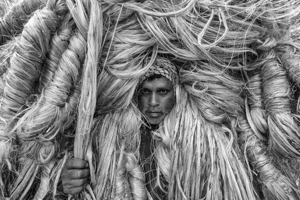 Снимок The man of golden fibers бангладешского фотографа Azim Khan Ronnie, занявший 3-е место в категории Environmental Portrait в конкурсе 2021 The International Portrait Photographer of the Year  - Sputnik Кыргызстан