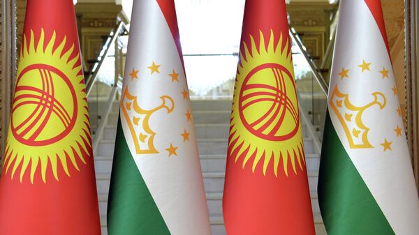 Кыргызстандын жан Таджикистандын желектери. Архив  - Sputnik Кыргызстан