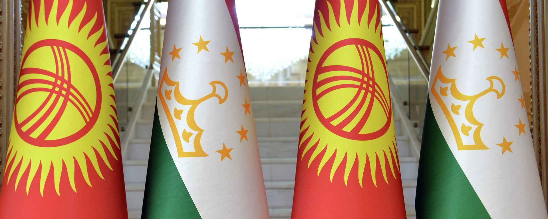 Флаги Кыргызстана и Таджикистана. Архивное фото - Sputnik Кыргызстан, 1920, 15.06.2022