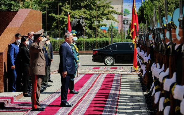 Омуралиев выразил уверенность, что проведение встречи поспособствует плодотворному развитию, дальнейшему расширению и укреплению двустороннего военного и военно-технического сотрудничества - Sputnik Кыргызстан
