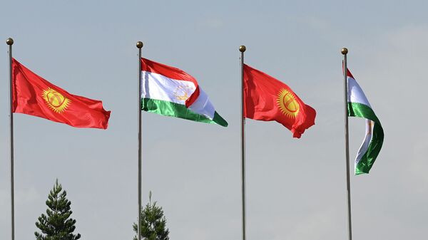 Кыргызстана жана Тажикстан желектери. Архивдик сүрөт - Sputnik Кыргызстан