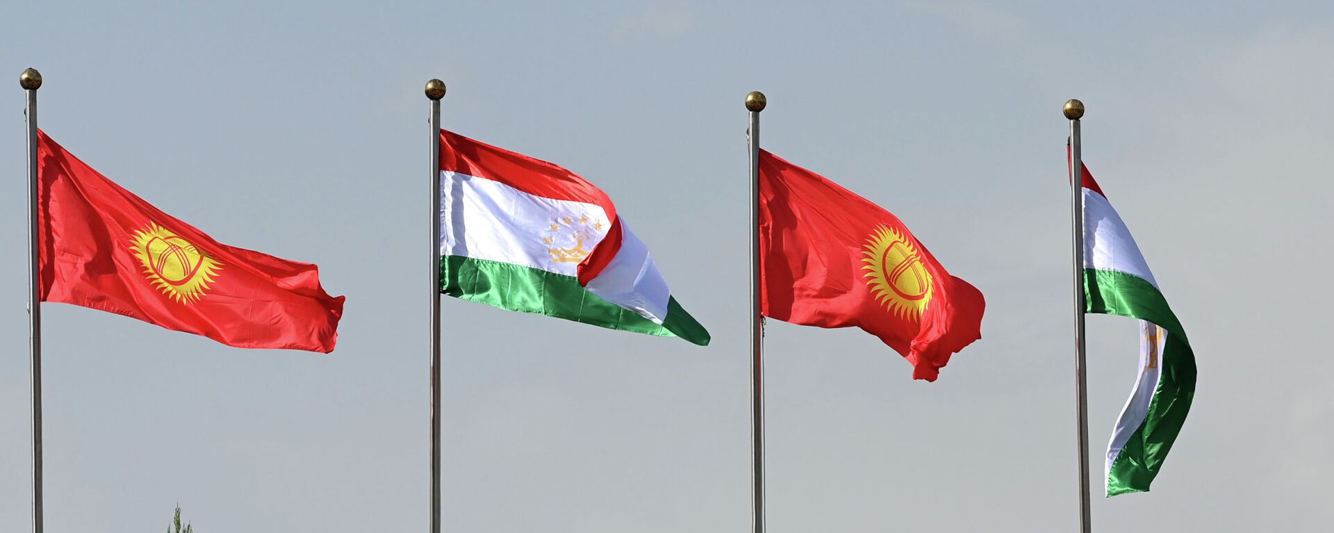 Флаги Кыргызстана и Таджикистана. Архивное фото - Sputnik Кыргызстан, 1920, 16.04.2022