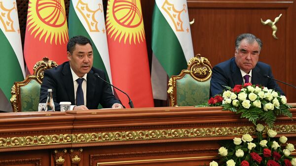 Президент Кыргызстана Садыр Жапаров во время встречи с президентом Таджикистана Эмомали Рахмоном. Архивное фото - Sputnik Кыргызстан