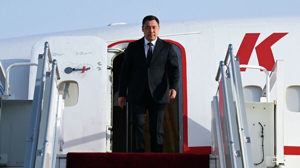 Президент Садыр Жапаров выходит из самолета. Архивное фото - Sputnik Кыргызстан