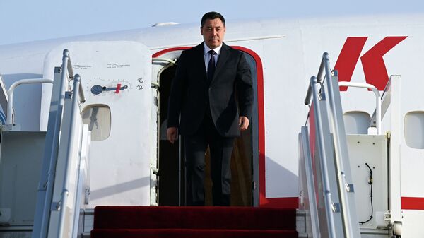 Президент Садыр Жапаров учактан түшүп баратат. Архив - Sputnik Кыргызстан