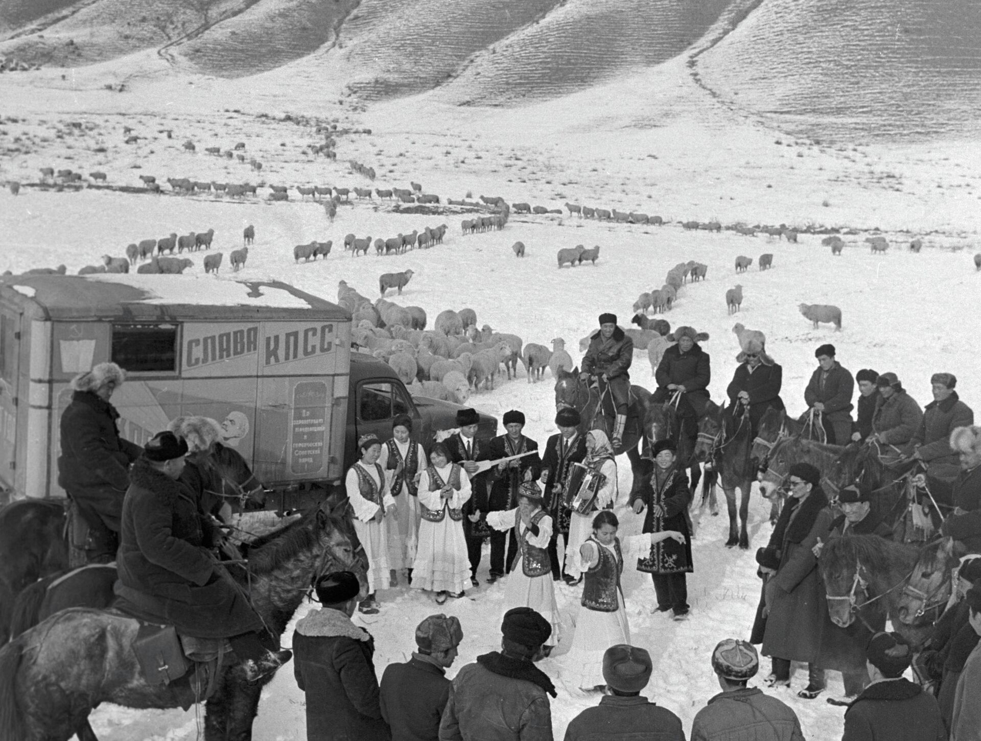 Выступление артистов на высокогорном пастбище в Тянь-Шаньской области - Sputnik Кыргызстан, 1920, 02.07.2021