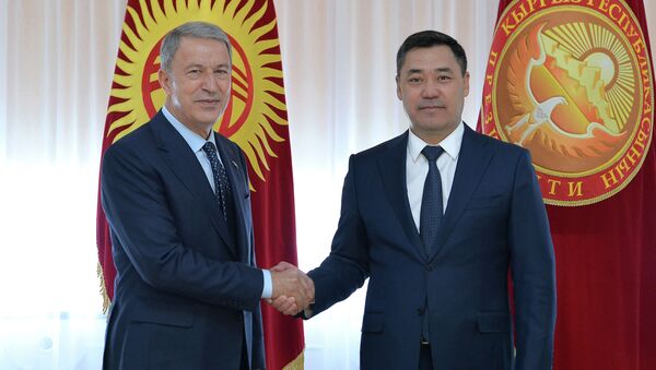 Встреча президента Кыргызстана Садыра Жапарова с министром национальной обороны Турции Хулуси Акара. 30 июня 2021 года - Sputnik Кыргызстан