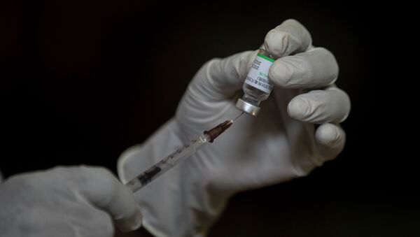 Sinopharm вакцинасын даярдап жаткан дарыгер. Архив - Sputnik Кыргызстан
