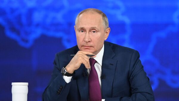 Президент РФ Владимир Путин отвечает на вопросы россиян во время ежегодной специальной программы Прямая линия с Владимиром Путиным - Sputnik Кыргызстан