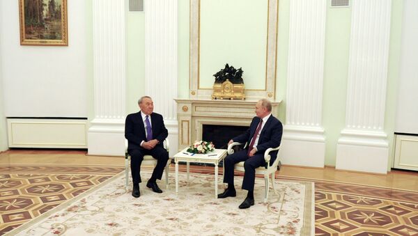 Президент РФ Владимир Путин и первый президент Казахстана Нурсултан Назарбаев во время встречи в Москве - Sputnik Кыргызстан